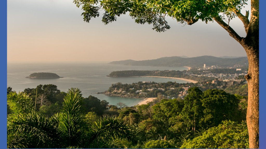 Blick vom Karon Viewpoint auf die Küste von Phuket