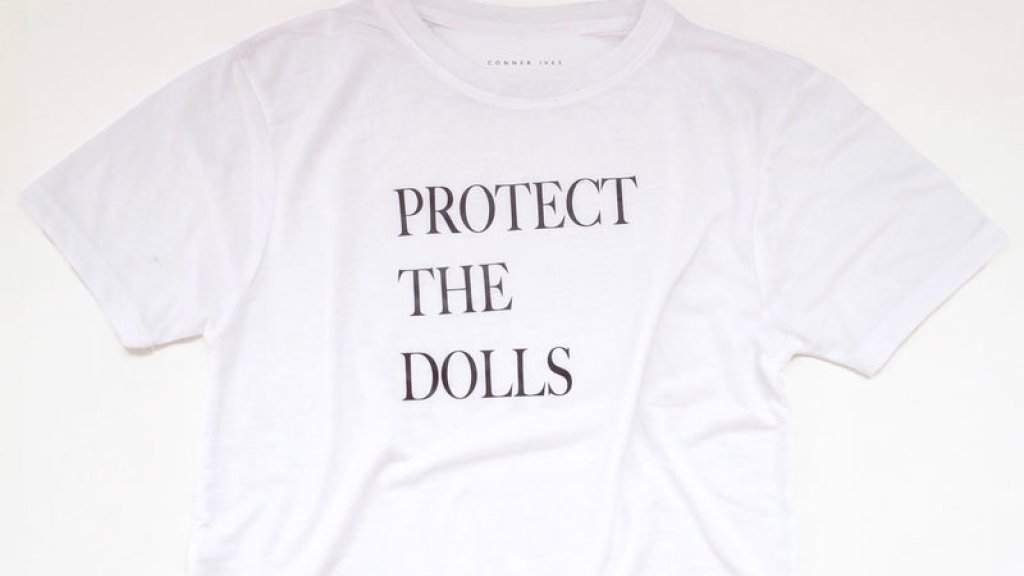 Weißes T-Shirt von Conner Ives mit der schwarzen Aufschrift „Protect the Dolls“.