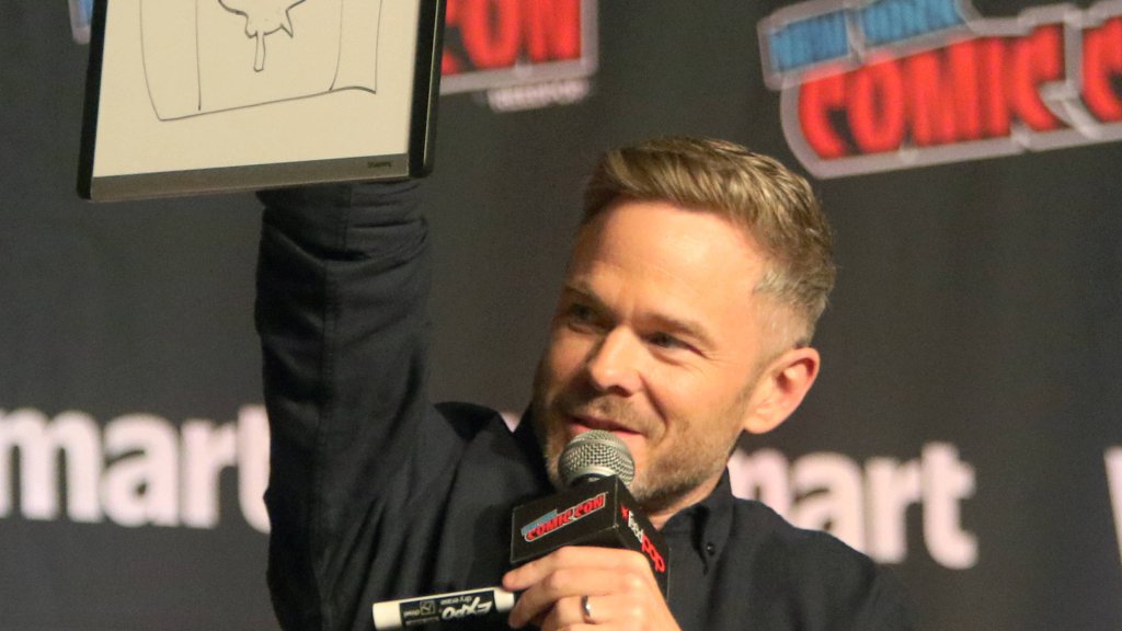 Shawn Ashmore, der Iceman in den früheren X-Men-Filmen spielte, mit Mikrofon bei einem Comic-Con-Panel – Archivaufnahme.