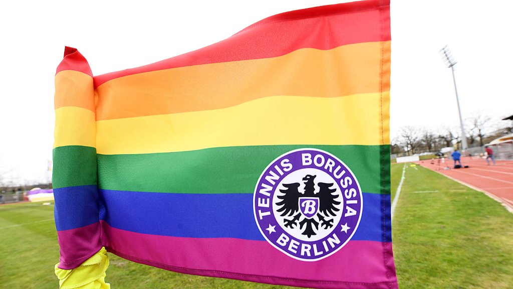 Regenbogen-Eckfahne mit TeBe-Logo im Mommsenstadion am 7. April 2023.