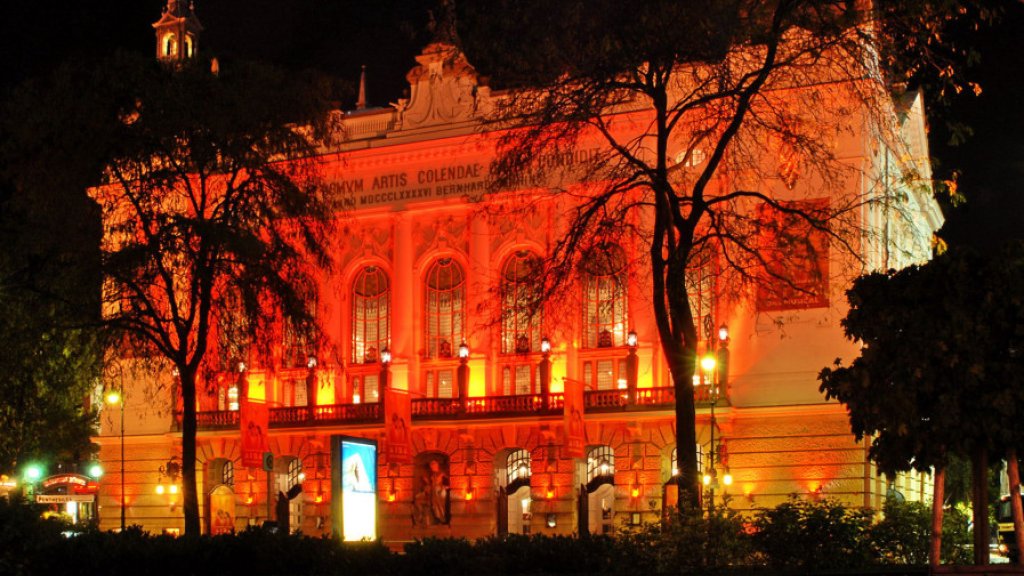 Das abends beleuchtete Theater des Westens in Berlin