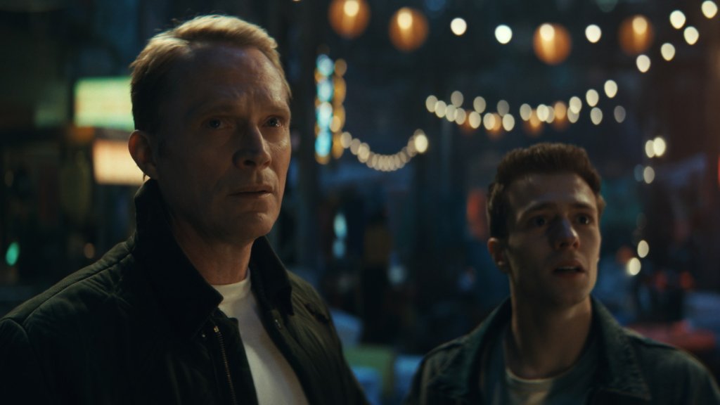 Paul Bettany als Vision und Ruaridh Mollica als Tommy in einer nächtlichen Szene aus „VisionQuest“.