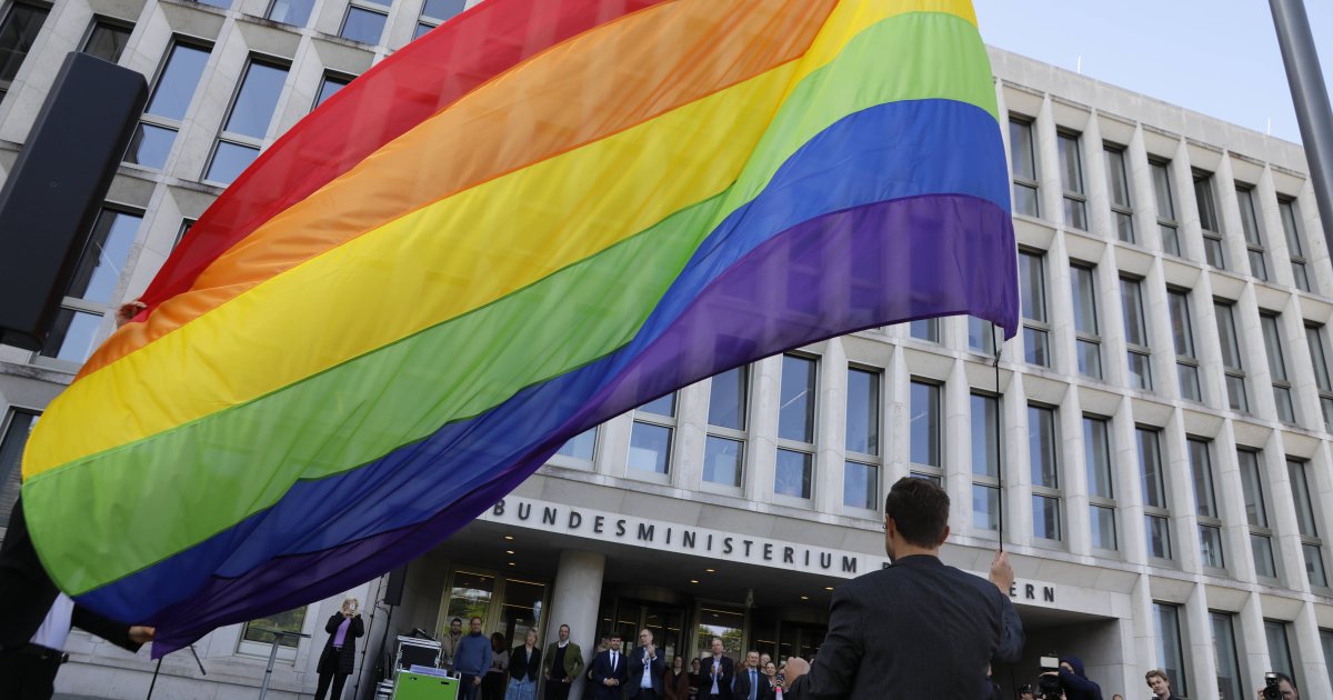 Widerstand-gegen-Pride-Flagge-Forderung-nach-Neuregelung-von-Regenbogenflaggen-an-Ministerien