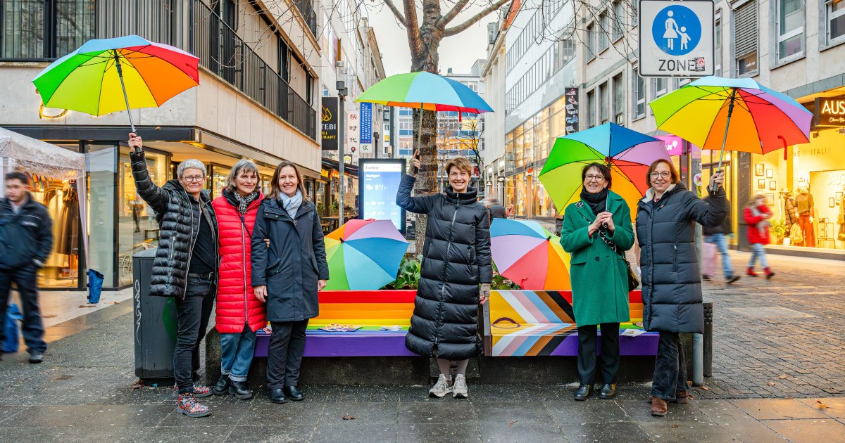Symbol-gegen-Diskriminierung-Stuttgart-Regenbogenbank-f-r-Vielfalt