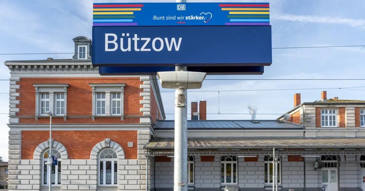 Vielfalt-statt-Provokation-Deutsche-Bahn-reagiert-mit-Regenbogenschild-auf-AfD-Fahnen