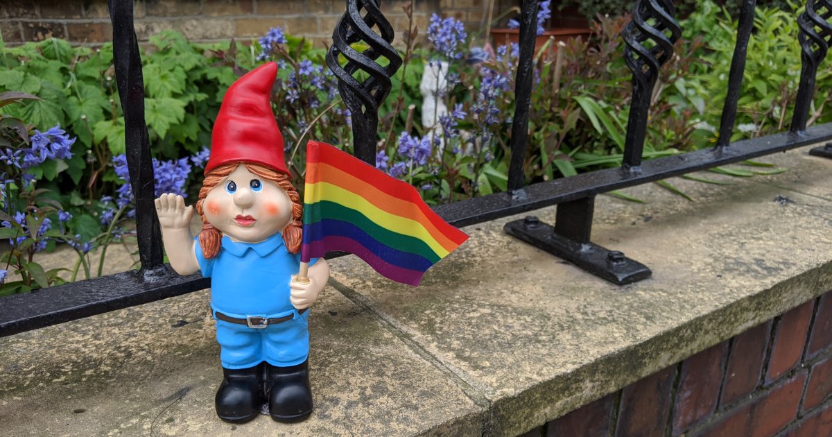 Hassdelikt-Polizei-ermittelt-Belfast-Postbote-nach-Regenbogenwichtel-Angriff-entlassen