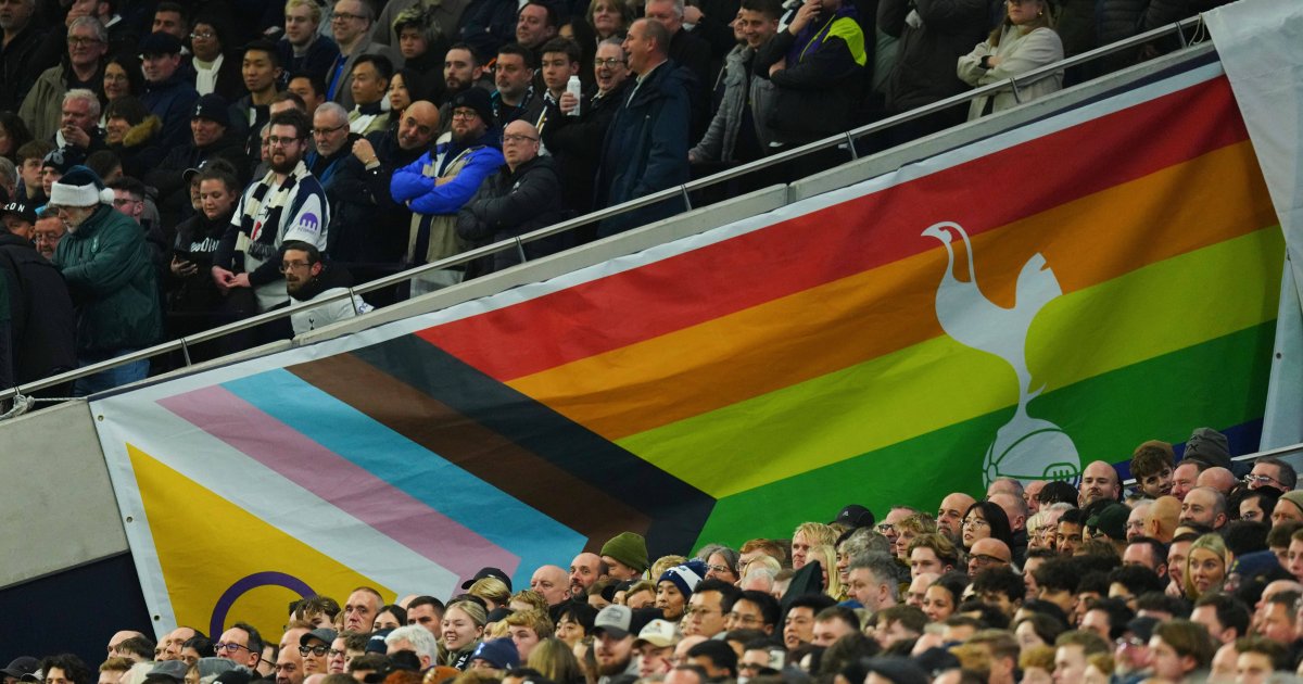 Auf-Dr-ngen-des-Gegners-Fu-ball-Tottenham-muss-Regenbogenfahne-versetzen