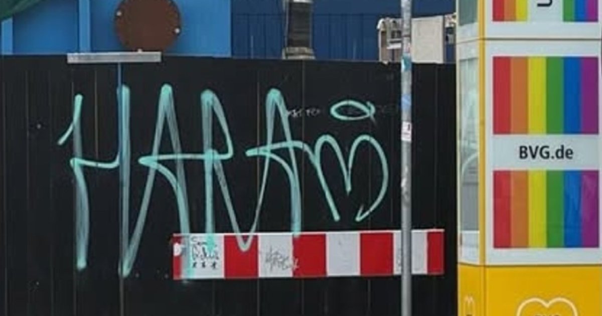 Queerfeindlicher-Vandalismus-Kritzeleien-neben-Regenbogen-Infos-ule-in-Berlin