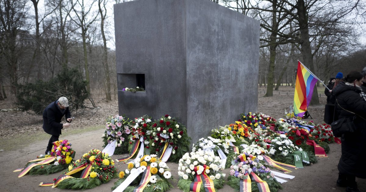 Gedenken-in-Berlin-Kranzniederlegung-am-Denkmal-der-verfolgten-Homosexuellen