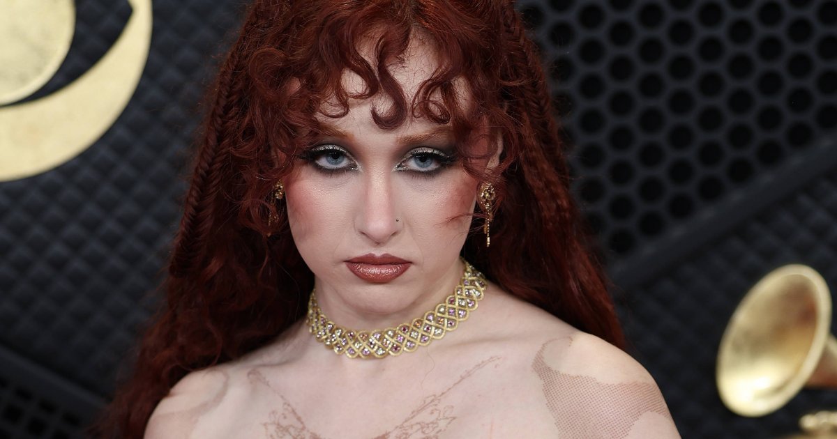 Outfit-als-Kunstkonzept-Grammys-Chappell-Roan-erscheint-halbnackt