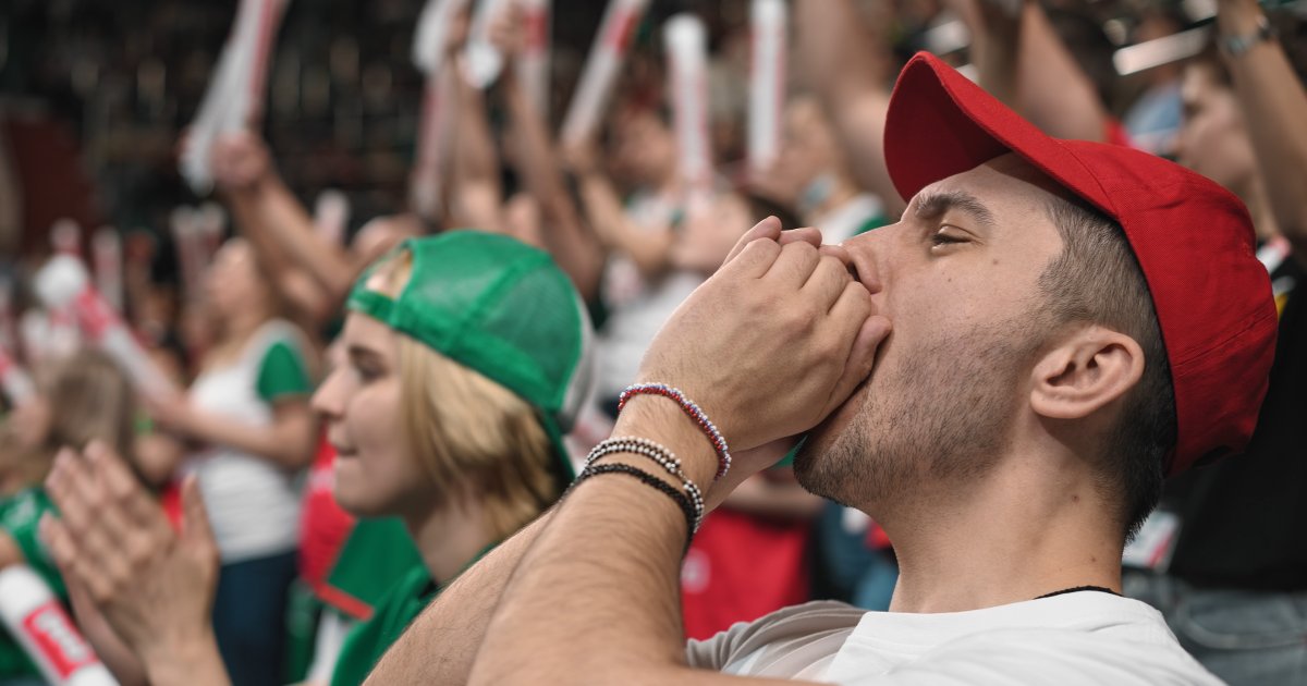 Homophobe-Schm-hungen-LGBTIQ-Fanvertreter-bei-Fu-ball-Spiel-verbal-attackiert