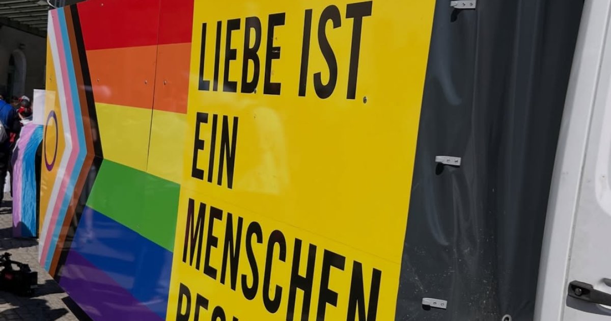 160 Personen beteiligten sich „Bunt ist stärker als Hass"