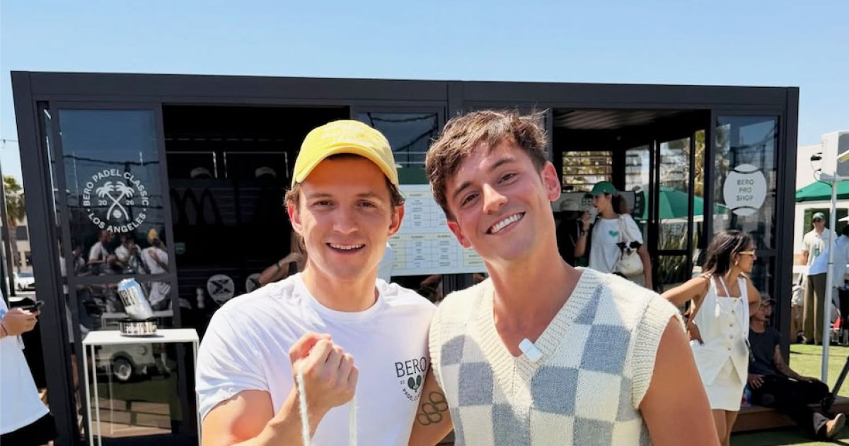 Instagram-Hype beflügelt Event   Tom Daley überrascht Tom Holland mit gehäkeltem Spinnennetz