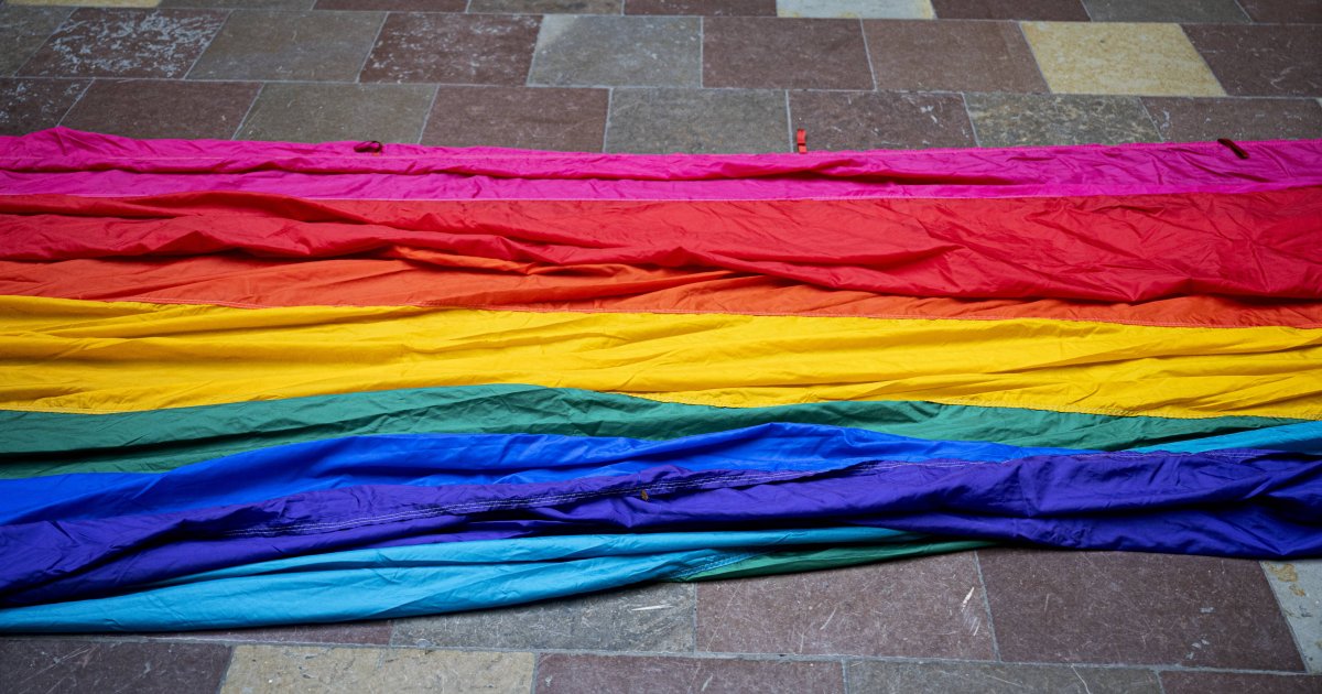 Regenbogenflagge-auf-Reisen-Historisches-Pride-Symbol-im-Museum-in-Irland