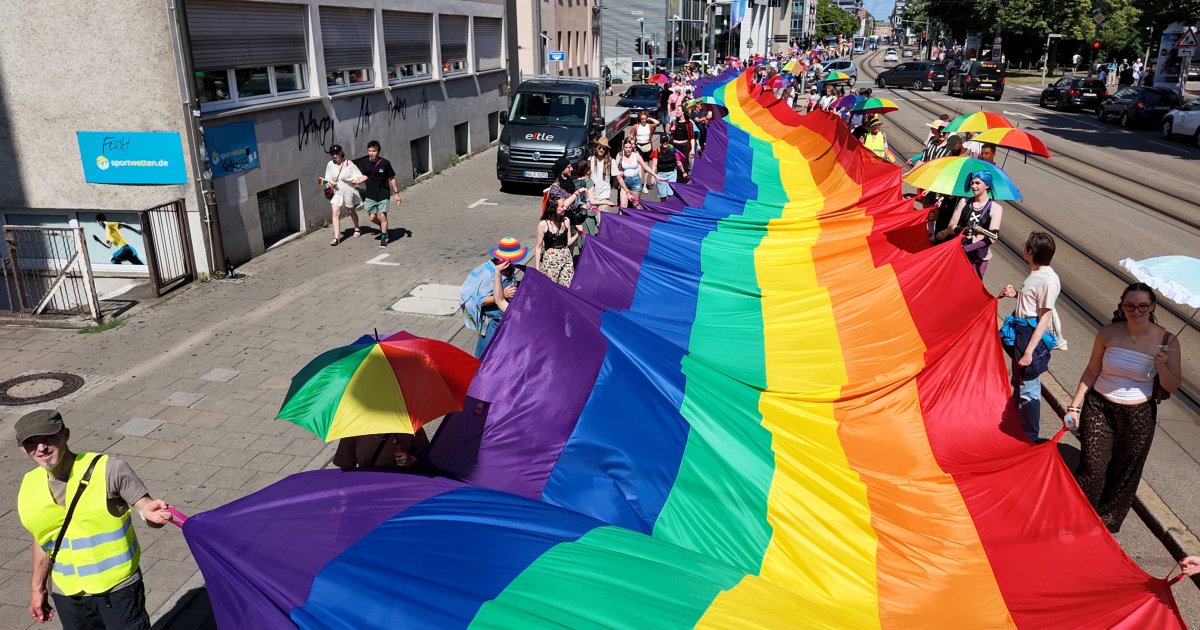 Rekord-beim-CSD-Ulm-122-Meter-lange-Regenbogenflagge-in-Baden-W-rttemberg