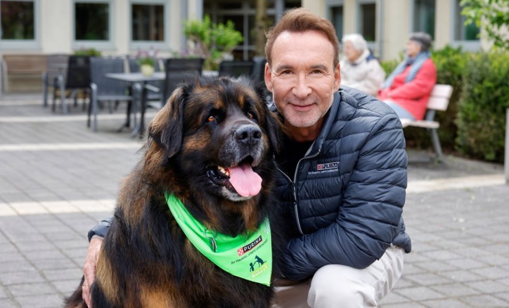 Jochen Bendel beim Besuch eines Seniorenheims in Paderborn mit dem gemeinnützigen Verein "Tiere bauen Brücken e.V.". - Getty Images für Purina