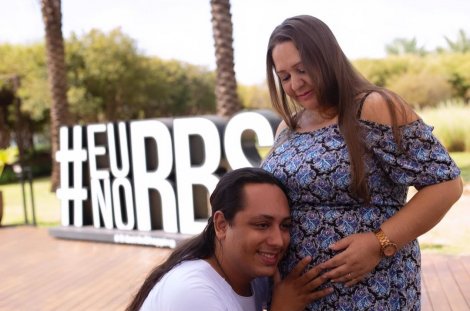 Brasilianerin gebiert eigene Enkel/ ©instagram.com/paiproducaoindependente Brasilianerin gebiert eigene Enkel