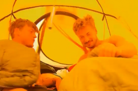 Dominic und Nicolas im Zelt