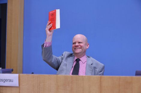 RA Dr. Ulrich Vosgerau, Anwalt der Desiderius-Erasmus-Stiftung // © IMAGO / Frank Ossenbrink