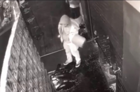 Der Unbekannte betrat mit einem großen Kanister die Bar und verschüttete Benzingemisch über den Boden // www.instagram.com/rash_nyc/
