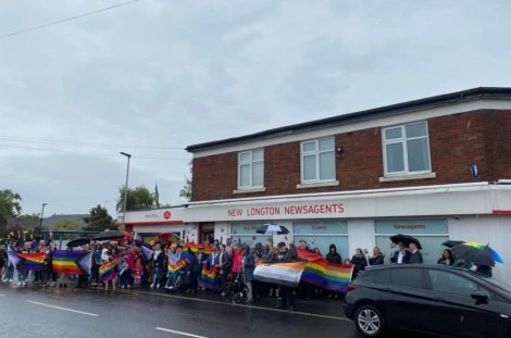 Britische Dorfbewohner bekunden Solidarität mit schwulem Paar 