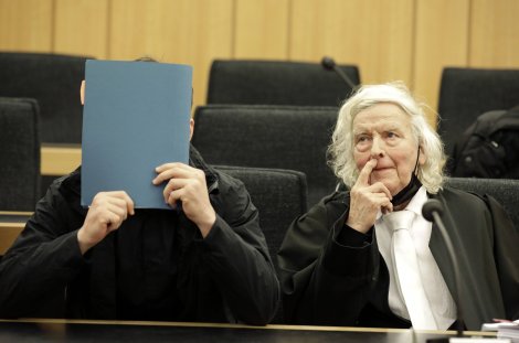 Nuradi A. (links) im Prozess vor dem Landgericht Münster neben Verteidiger Siegmund Benecken. © IMAGO/biky