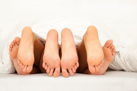 Top, Bottom, Side, oder was jetzt? Wie funktioniert Sex in einer Dreier-Beziehung? © iStock/sunemotion