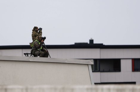 Scharfschützen der Polizei sichern das Gebiet rund um die Malmö Arena @ IMAGO / TT