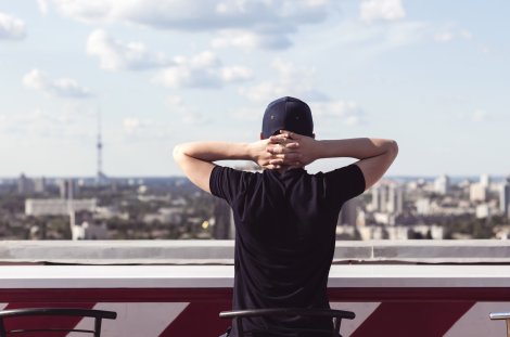 Der Blick in eine neue Zukunft - ohne die Eltern @ iStock / Yalana