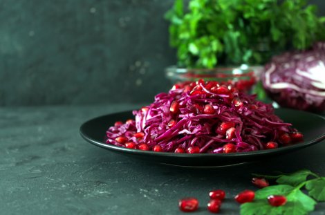 Rainbow-Rotkohl-Salat mit Granatapfel und Minze // © ale02