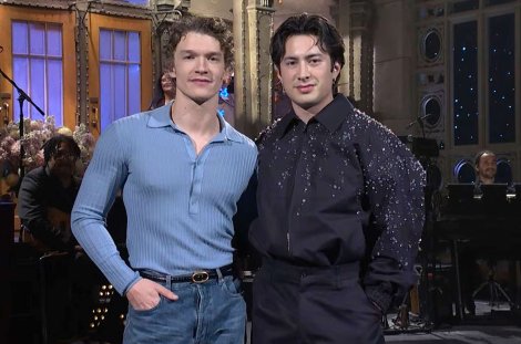 Am Ende der Comedyshow waren beide wieder vereint: Connor Storrie und Hudson Williams @ SNL / NBC
