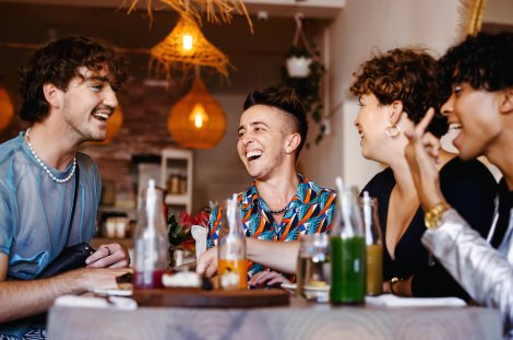 Junge Menschen in einem Café // © jacoblund