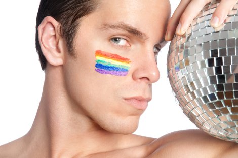 Junger Mann mit Discokugel (Symbolbild)