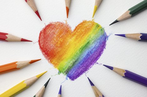 Herz in Regenbogenfarben mit Buntstiften gemalt