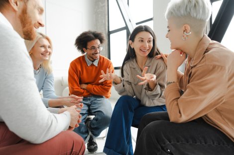 Diskutierende Gruppe (Symbolbild) // © Mariia Vitkovska