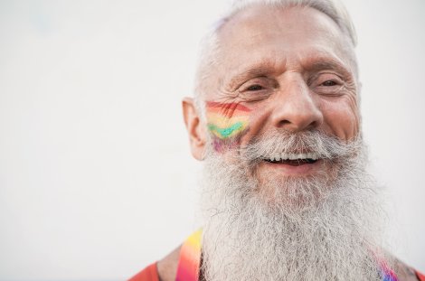 Älterer Mann mit geschminkter Regenbogenflagge (Symbolbild)