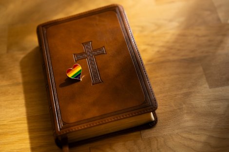 Bibel mit Regenbogenpin (Symbolfoto)