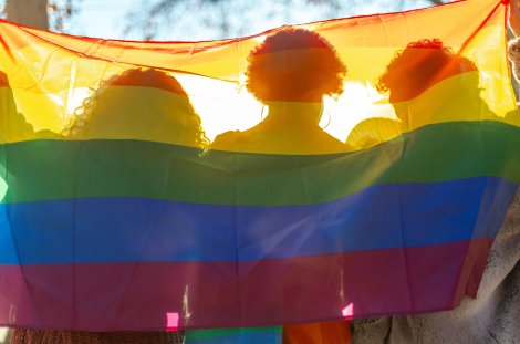 Personen mit Regenbogenflagge (Symbolbild)