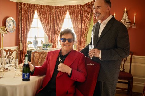 Elton John mit Ehemann David Furnish und dem alkoholfreien hauseigenen Blanc de Blancs