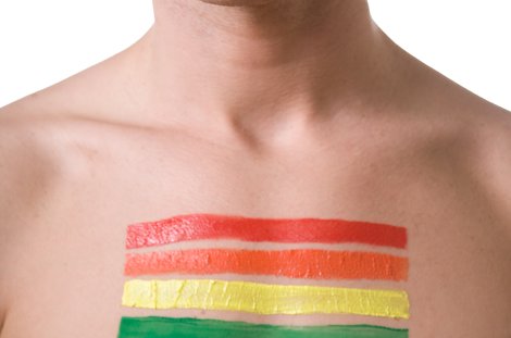 Junger Mann mit Regenbogen auf der Brust (Symbolfoto) 