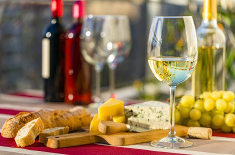 Wein mit Käseplatte (Symbolbild)