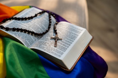 Bibel mit Rosenkranz & Regenbogenfahne // © D-Keine
