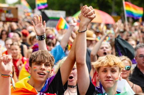 Feiernde Menschen auf einem CSD (Symbolbil) // © Alexander Shelegov