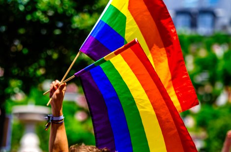Regenbgenfahnen auf einer Demonstration (Symbolbild)