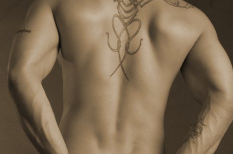 Nackter Mann mit Rückentattoo (Symbolbild)