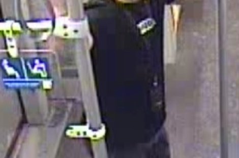 Erster Tatverdächtiger mit Kappe und dunklem Shirt auf einer offiziellen Fahndungsaufnahme der Polizei Berlin.