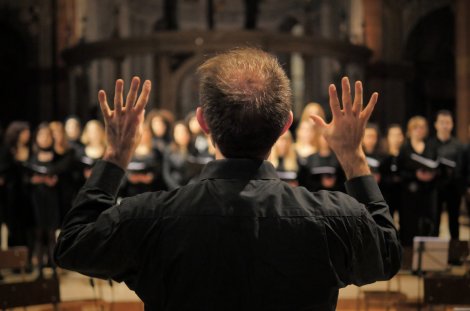 Chorleiter von Hinten vor seinem Chor