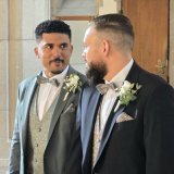 Pascal und Juliano in Hochzeitsanzügen