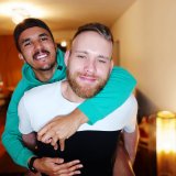 Pascal und Juliano umarmen sich