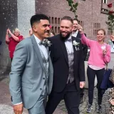 Pascal und Juliano mit Gästen bei ihrer Hochzeit